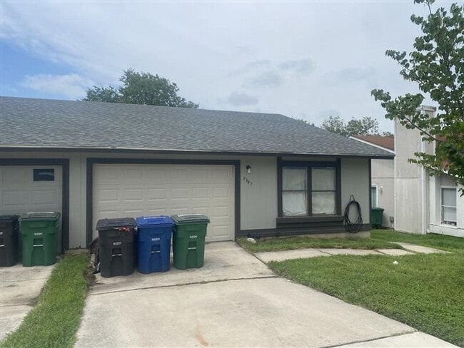 Primary Photo - Cute 2/2 duplex with a garage