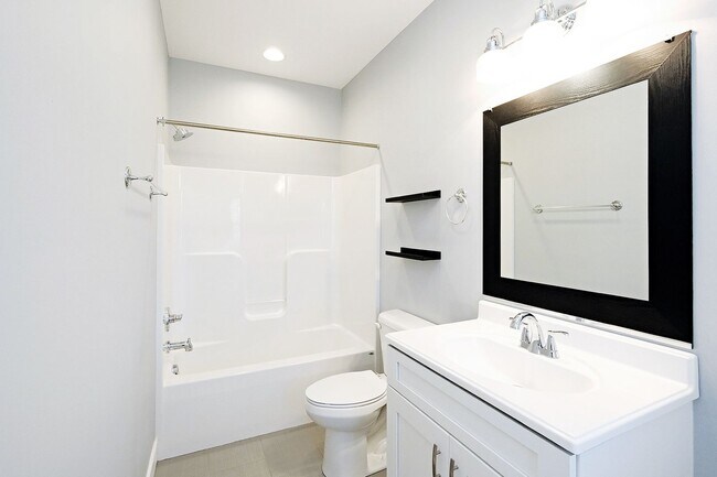 Building Photo - Pet-Friendly Belmont Home With Fenced Yard