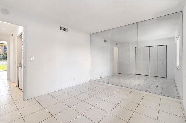 Building Photo - 2820 Tennis Club 204 Dr
