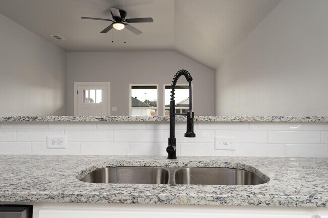 Building Photo - Move-In Ready Gem with No Application Fee!