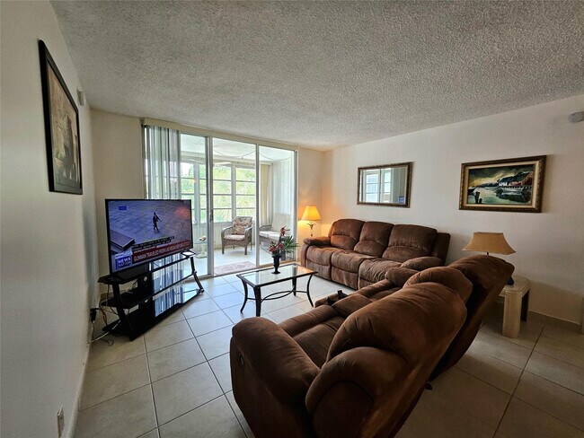 Building Photo - 4899 NW 26th Ct