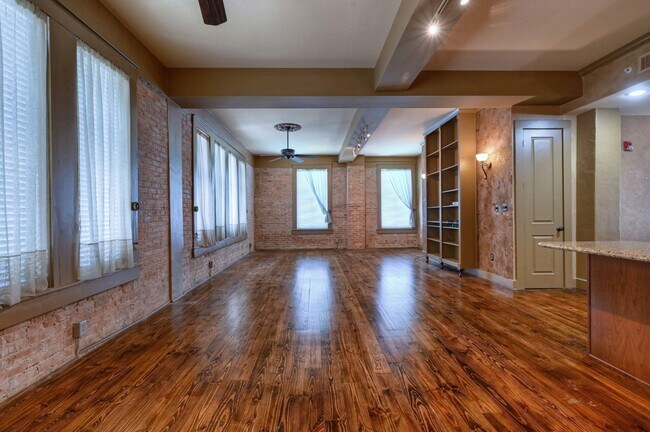 Building Photo - 202 25th St
