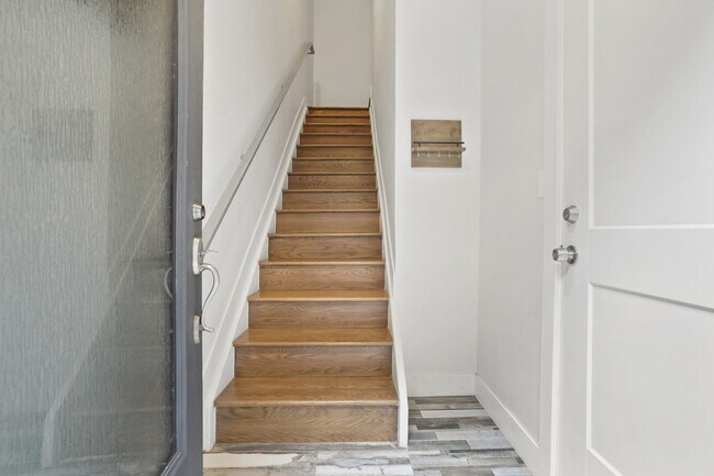 Building Photo - 1 Month Free - 2 Bed Room / 2.5 Bath - Roo...