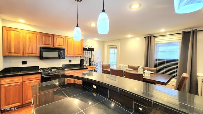 Building Photo - 76 Caroline St