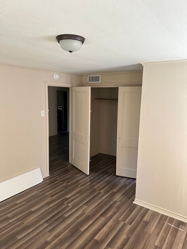 Building Photo - Large 3 bedroom, 2 bath with refrigerator!