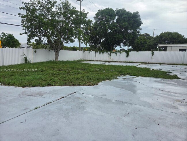 Building Photo - 15721 NW 17th Ct