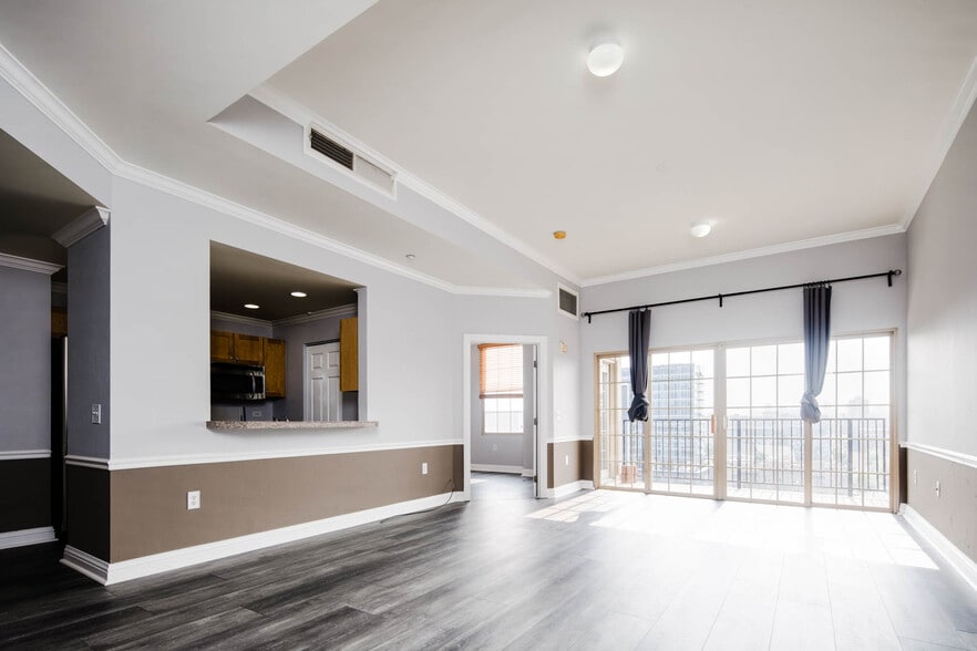 Building Photo - 475 W 12th Ave