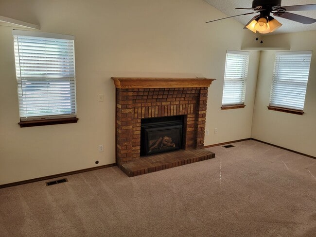 Building Photo - 8155 Tulip Tree Ct