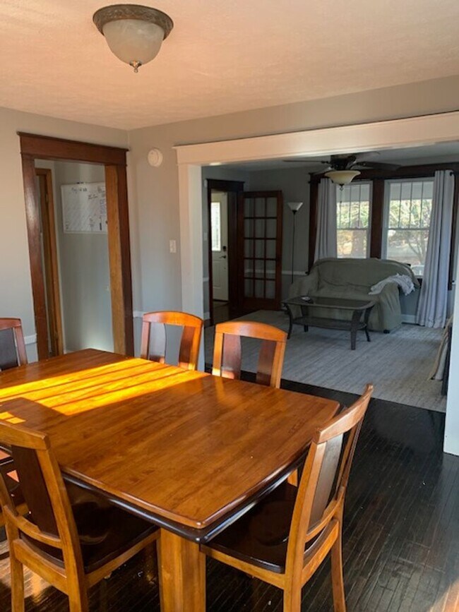 Building Photo - Beautiful 5 bedroom Home Located Near IU! ...