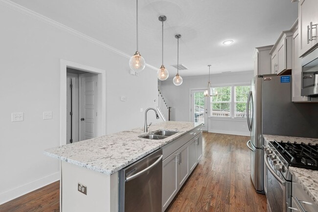 Building Photo - Beautifully Updated 3 Bedroom, 2.5 Bathroo...