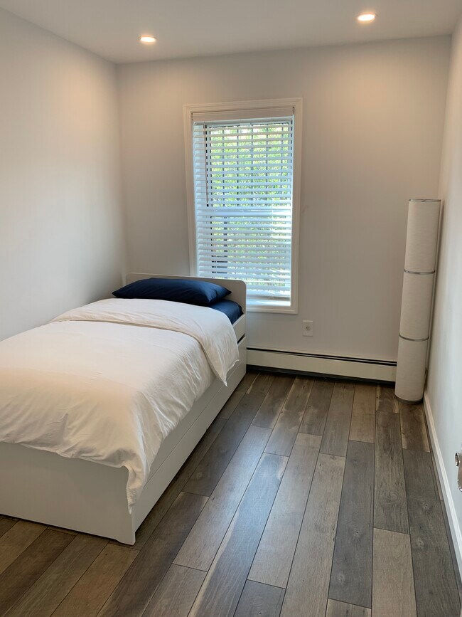 Building Photo - 152 W 9th St