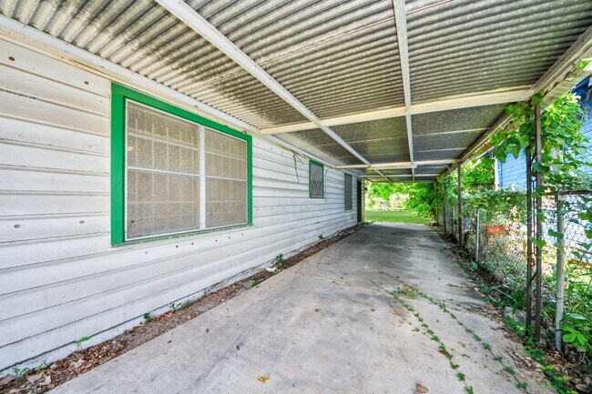Building Photo - 3214 Tuam St