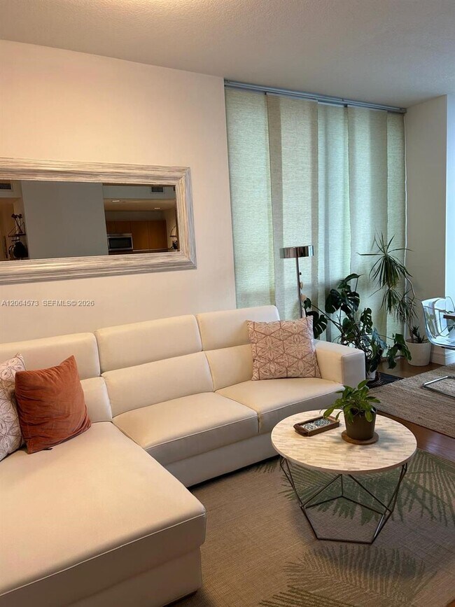 Building Photo - 1060 Brickell Ave