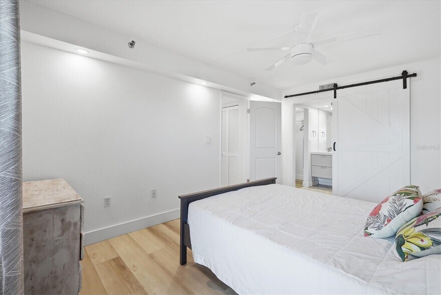 Building Photo - 7430 Sunshine Skyway Ln S