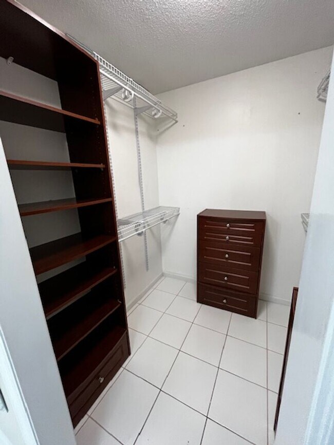 Building Photo - Beautiful 4 bedroom 2.5 bath home with lawncare, internet and security system included in rent