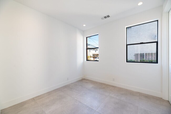 Building Photo - Longwood