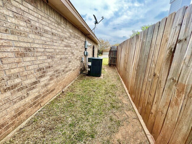 Building Photo - 5215 Northview Dr