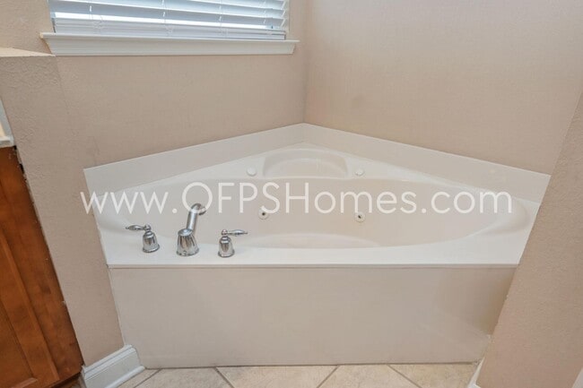 Building Photo - 1558 Venice Ave