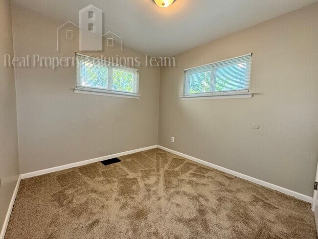 Building Photo - 3374 Eakin Rd