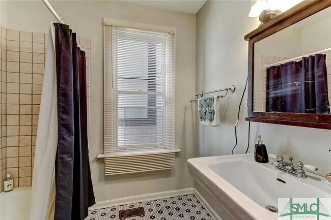 Building Photo - 3 BED | 1 BATH | BACK PORCH | DOWNTOWN