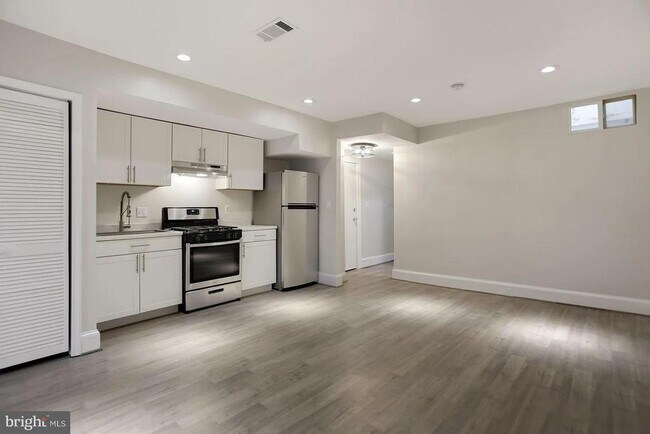 Building Photo - 1712 West Virginia Ave NE