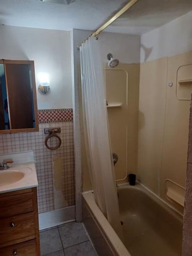 Building Photo - House Available for Rent