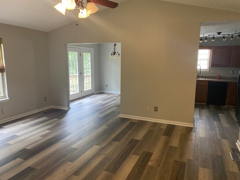 Building Photo - 312 Reba Jackson Dr