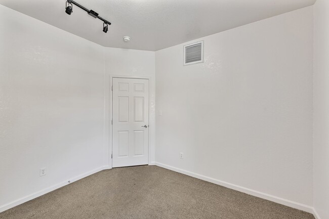 Building Photo - 623 Canyon Vista Way