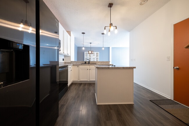 Building Photo - 4853 Bisset Ln
