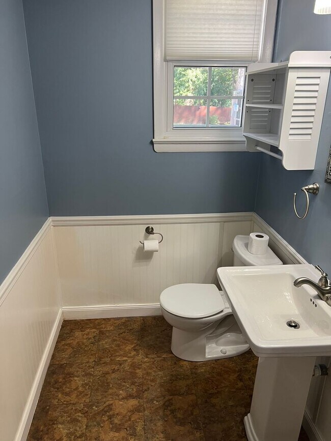 Building Photo - Charming Alexandria Home with Spacious Yard & Prime Location