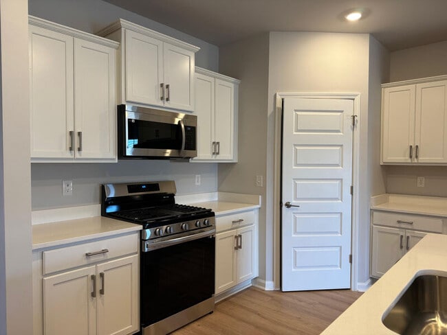 Building Photo - 12660 Whitcomb Cir