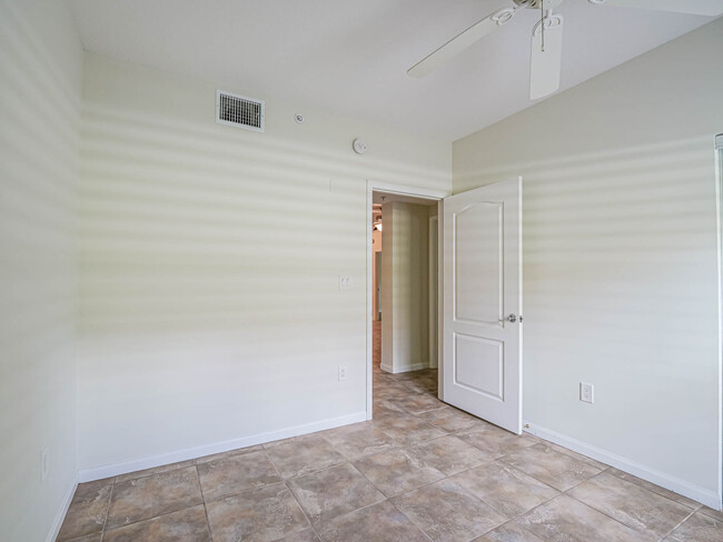 Building Photo - 5060 Fairways Cir