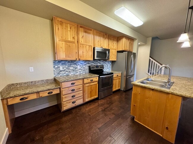 Building Photo - Incredible Townhome