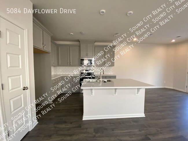 Building Photo - 5084 Dayflower Dr