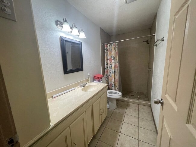 Building Photo - 1503 Chicago St