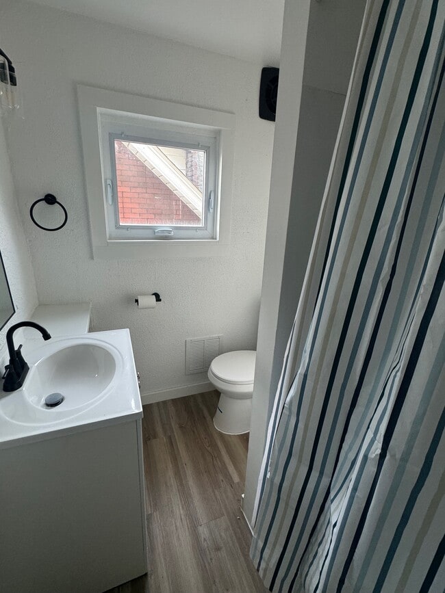 Building Photo - 1355 Drey St