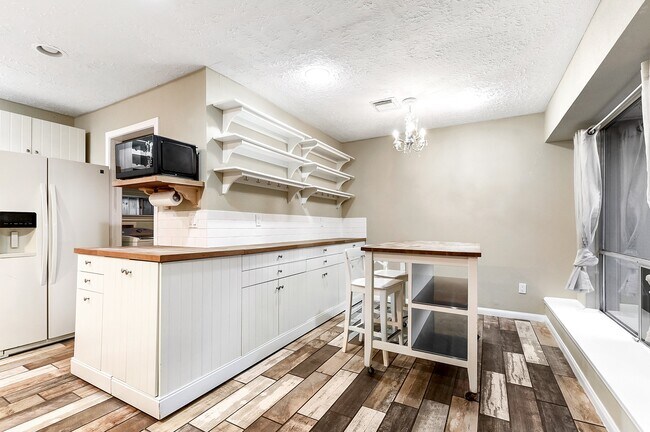 Building Photo - 215 Gentilly Dr