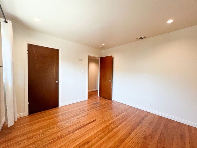 Building Photo - Tahoe Park Gem in Great Location!