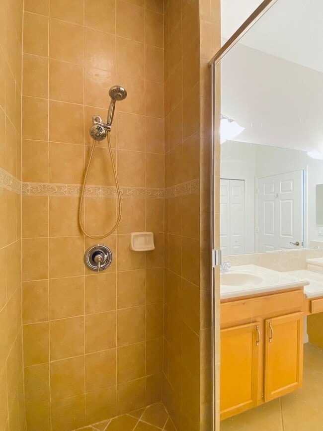 Building Photo - Baldwin Park Beauty! 3 Bed, 2 Bath 3rd Flo...