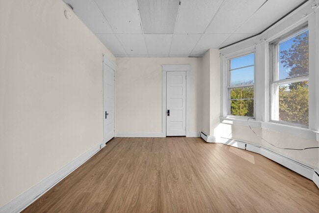 Building Photo - ? Spacious 4-Bedroom Home in Allentown – M...
