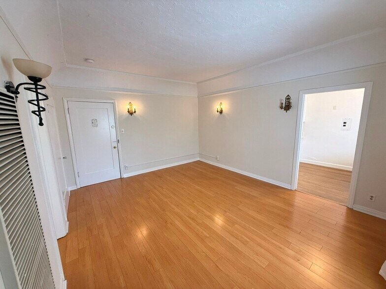 Building Photo - 112 S Manhattan Pl