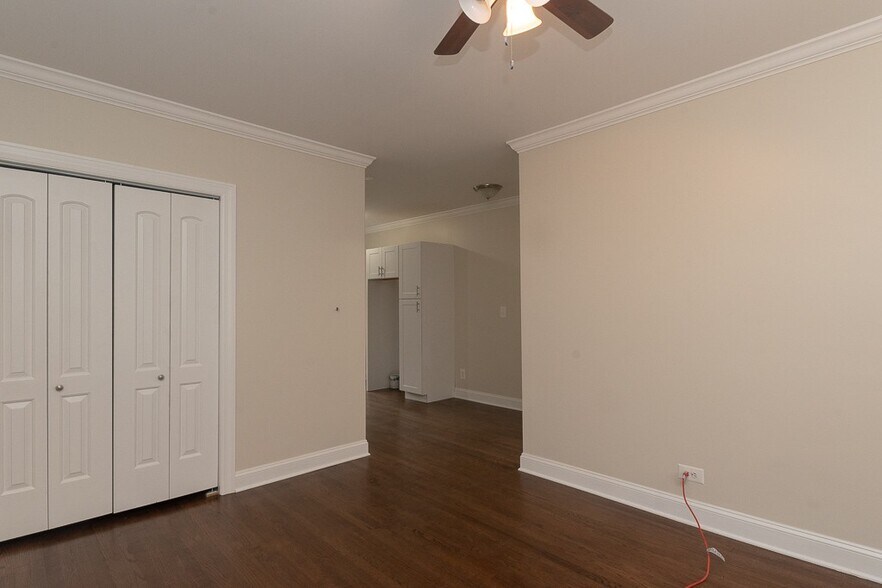 Building Photo - 3817 N Greenview Ave