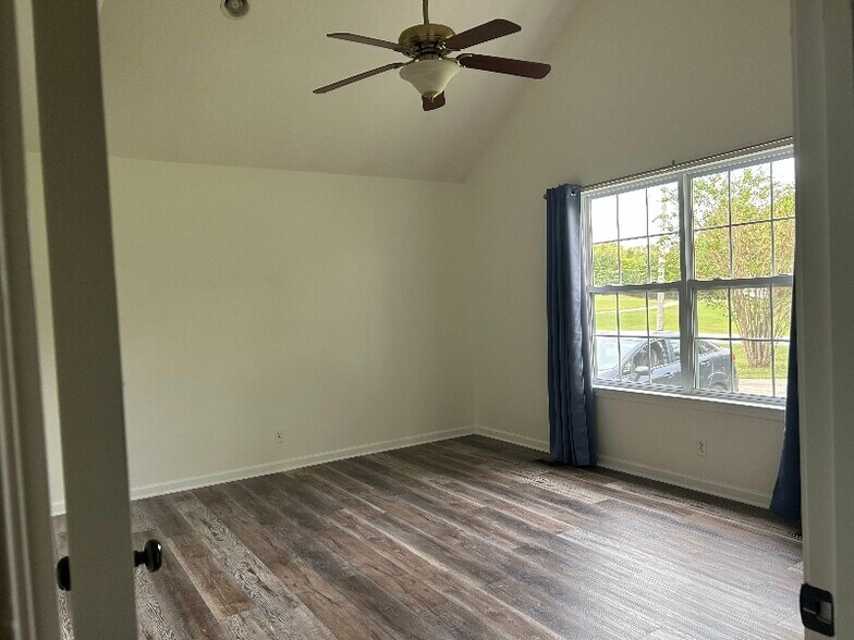 Building Photo - 3041 Bowker Rd