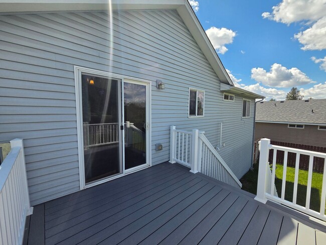 Building Photo - $2,695 - 3 Bed / 2 Bath Beautiful and Spacious Home with a Fully Fenced backyard