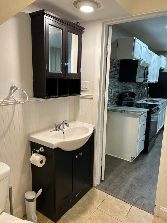 Building Photo - 615 W Orange St