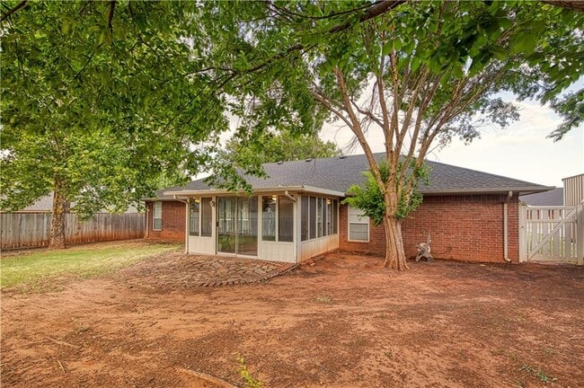 Building Photo - 319 Sondra Dr