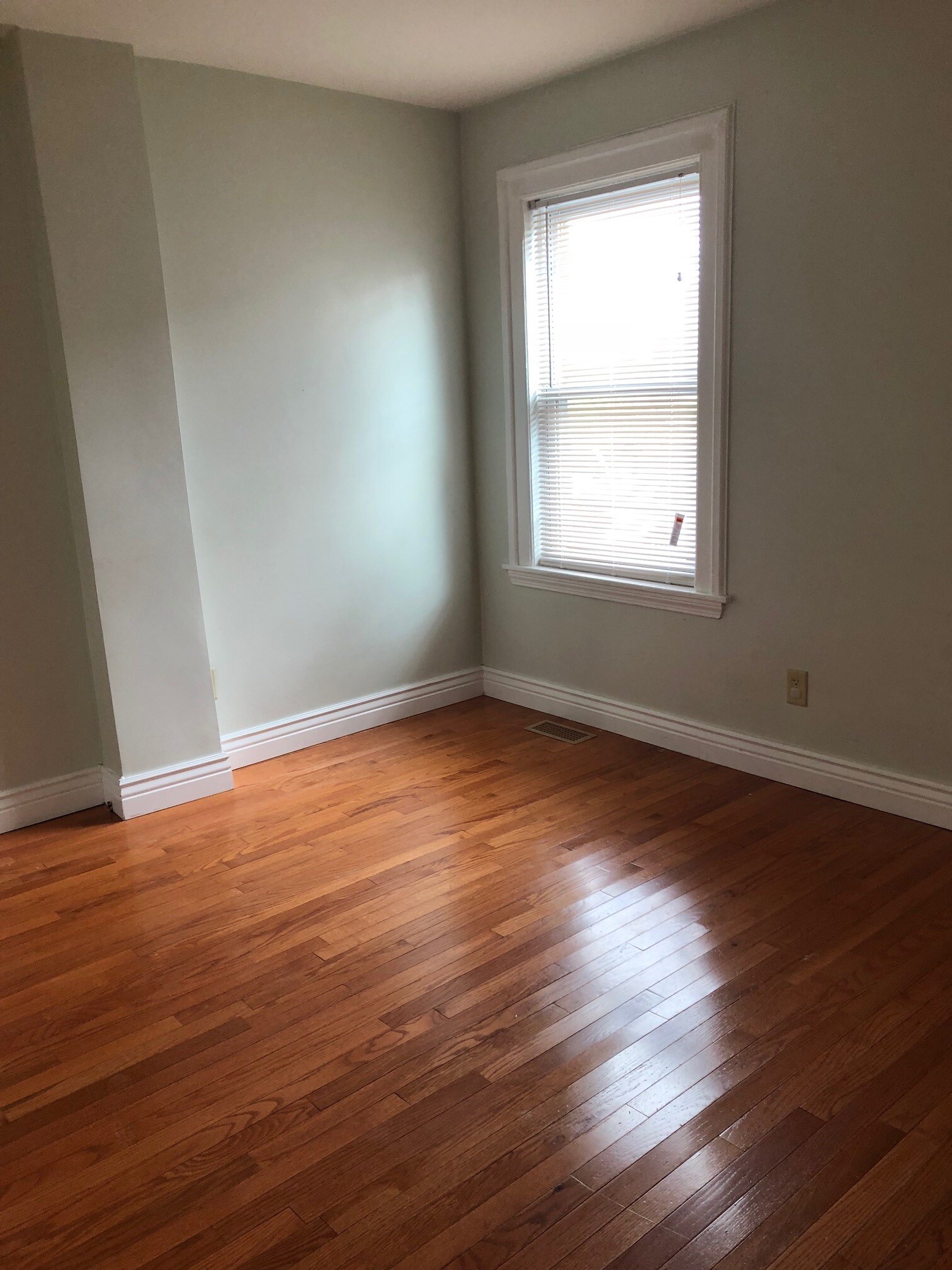 Building Photo - 27 Pleasant St