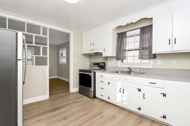 Building Photo - Beautifully Updated Two Bedroom Duplex