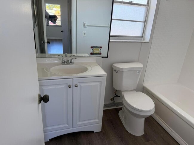 Building Photo - 1113 Lake Terrace