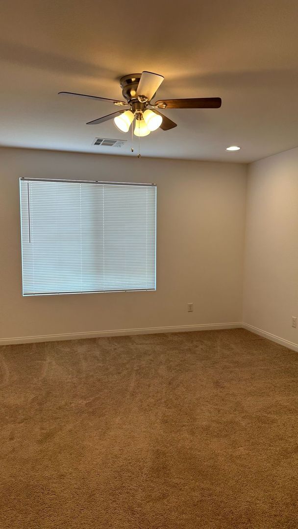 Building Photo - 5 Bedrooms Single Family Home with Granite...